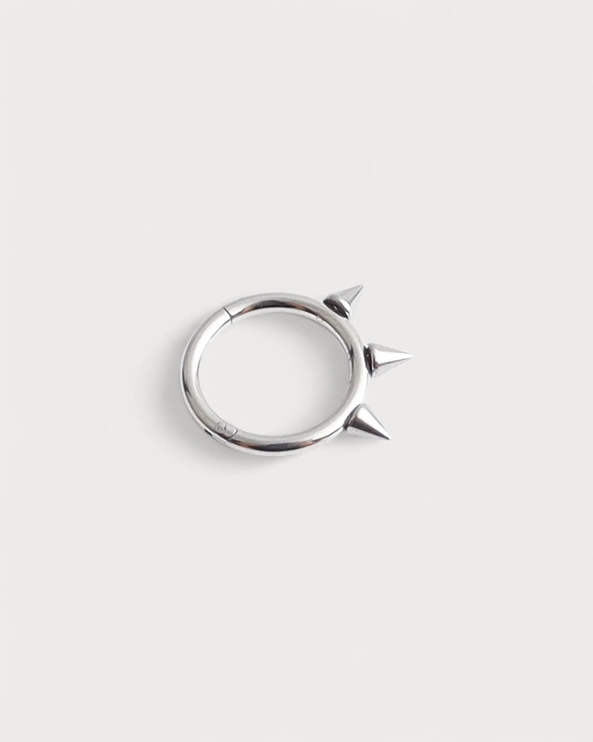 Liora - Piercing – Titan - Image 3