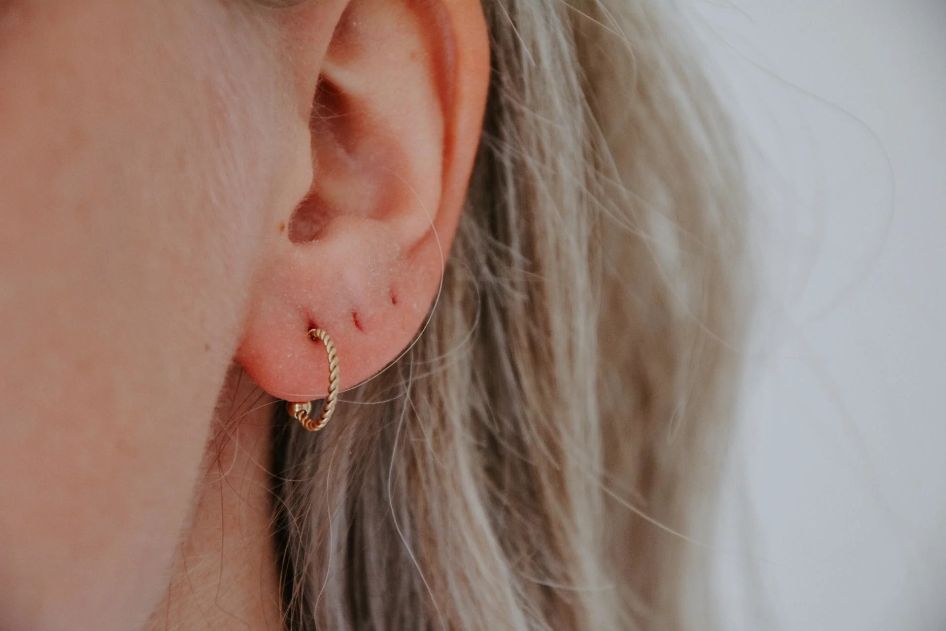 Small Twisted Hoops - Ohrringe - Edelstahl - Image 4